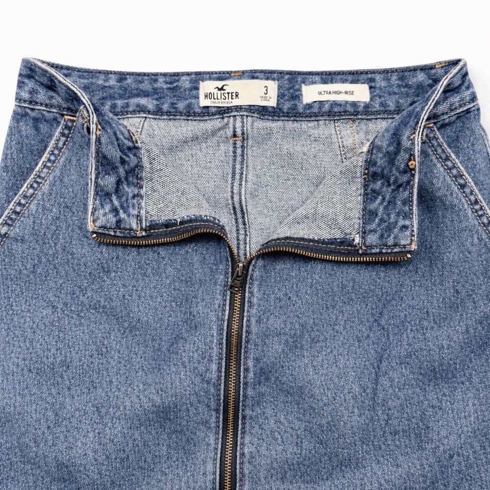 ✨ Hollister Ultra High-Rise Denim Mini Skirt ✨
Size 3 - Picture 3 of 4